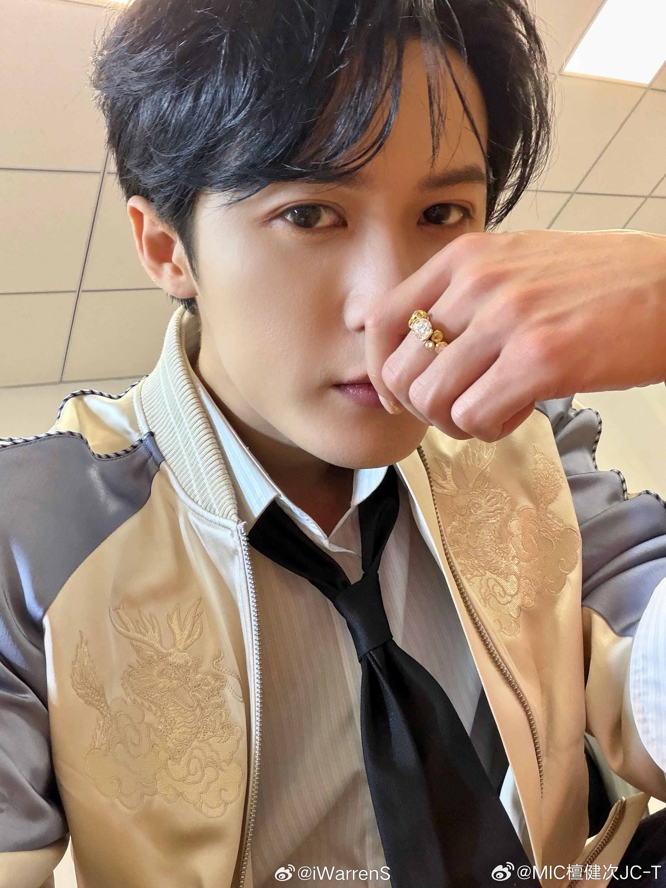 檀健次元宵节自拍营业真的好帅呀！