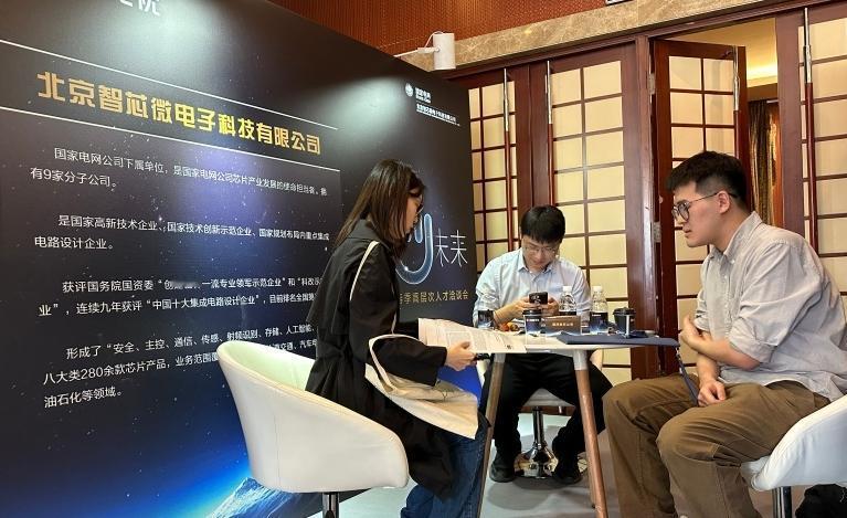 在当下的社会环境中，高学历显然已成为求职市场的一大敲门砖。3月22日，一场盛大的