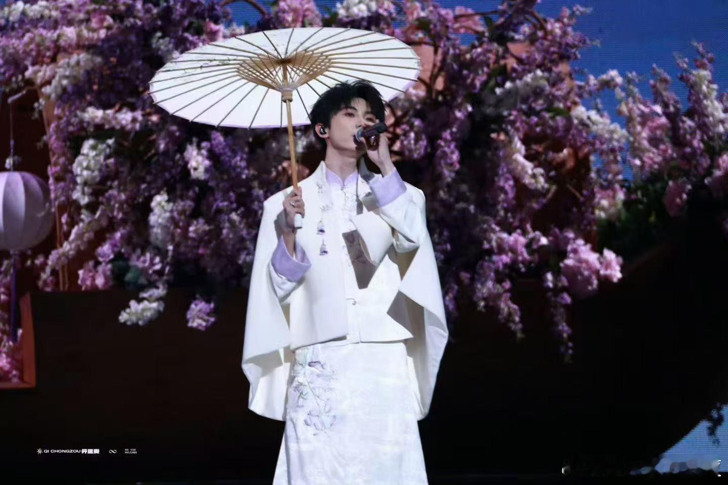 听《苏州河》就像坐在一条安静的船上，马嘉祺的声音仿佛和水面上的波纹一起轻轻荡漾，