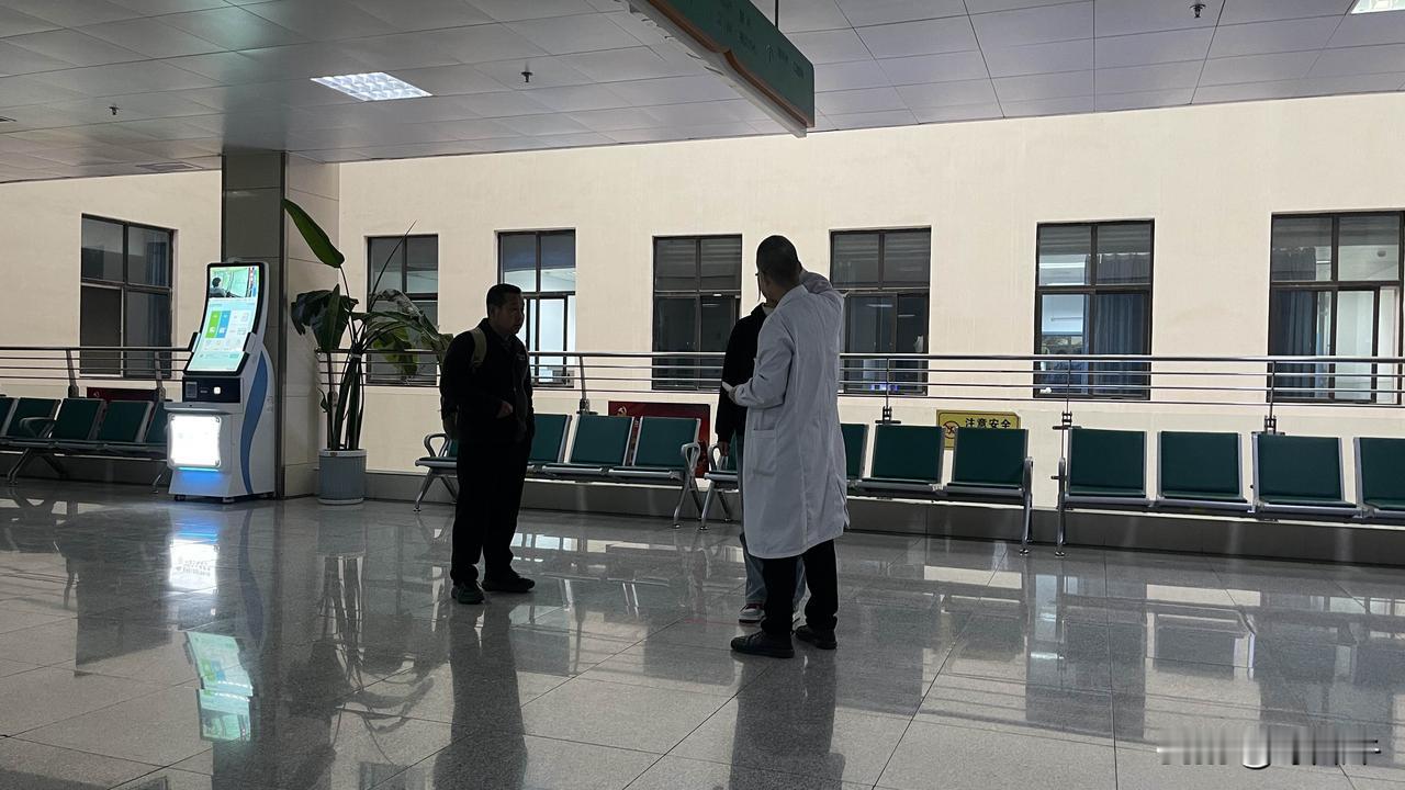 放假第一天，眼科排起了长队！
今天是放假的第一天，我也刚好鬼使神差地跑到眼科去看