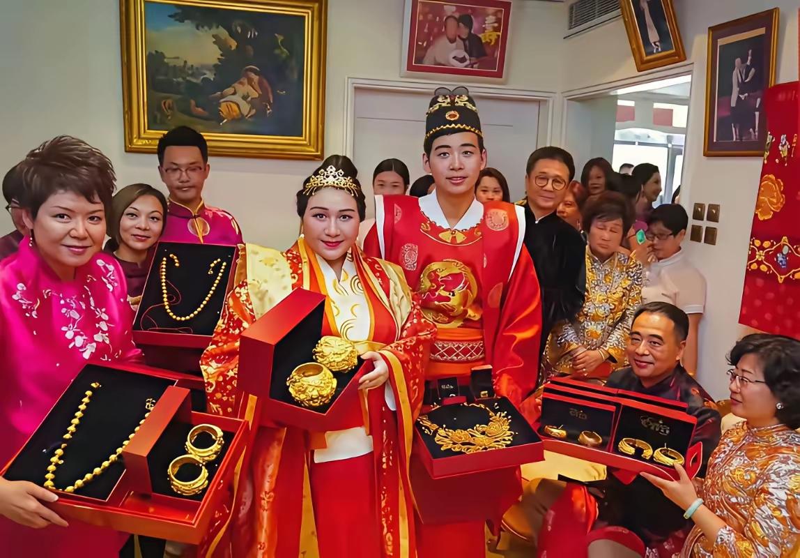 何超盈的丰厚嫁妆同样是金饰，和寻常人家嫁女儿并无二致，只是这份沉甸甸的嫁妆，怕是