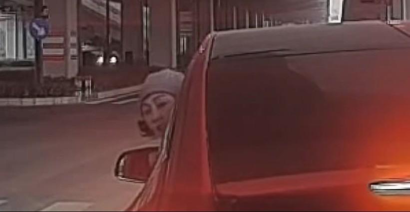 上海，网友发视频曝光:特斯拉女车主停在右转车道上，右转不走，视频车打灯闪她，她头