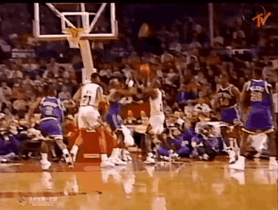 在NBA，能做到短时间滞空的肯定有！但是，能做到滞空时，这么飘逸的，就只有乔丹了