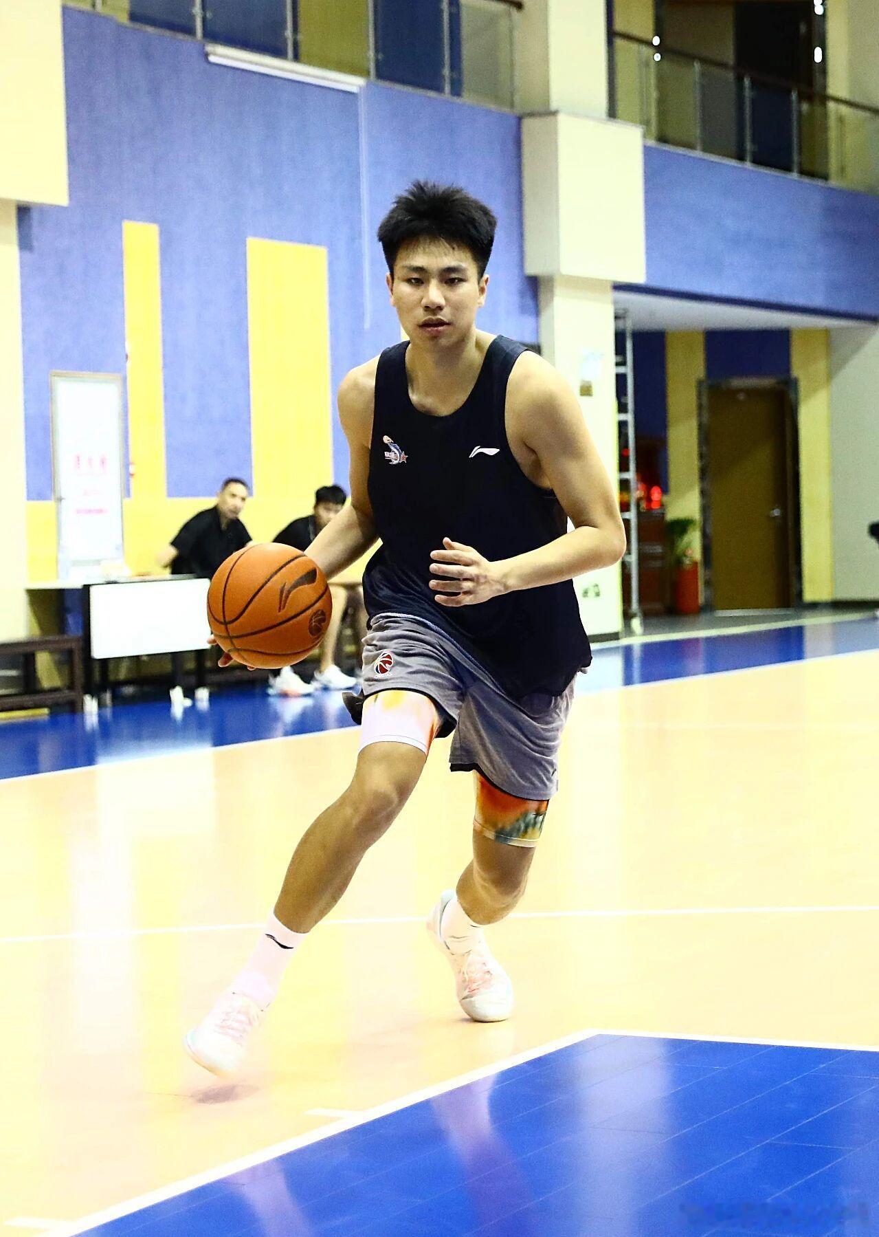 郑晓钢成为今年夏天第一个离开的球队 他将加盟NBL球队贵州猛龙郑晓钢毕业华侨大学