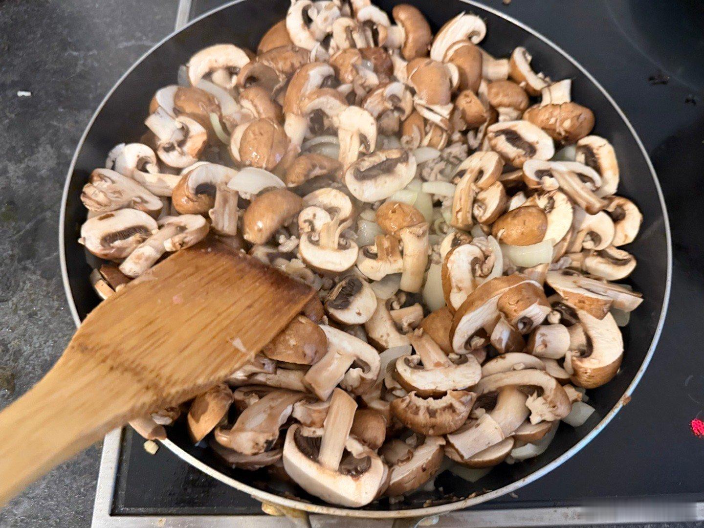 我先炒了一大锅豆角肉沫（再加点料就是打抛肉）结束了打开手机相册 怎么没有！给我气