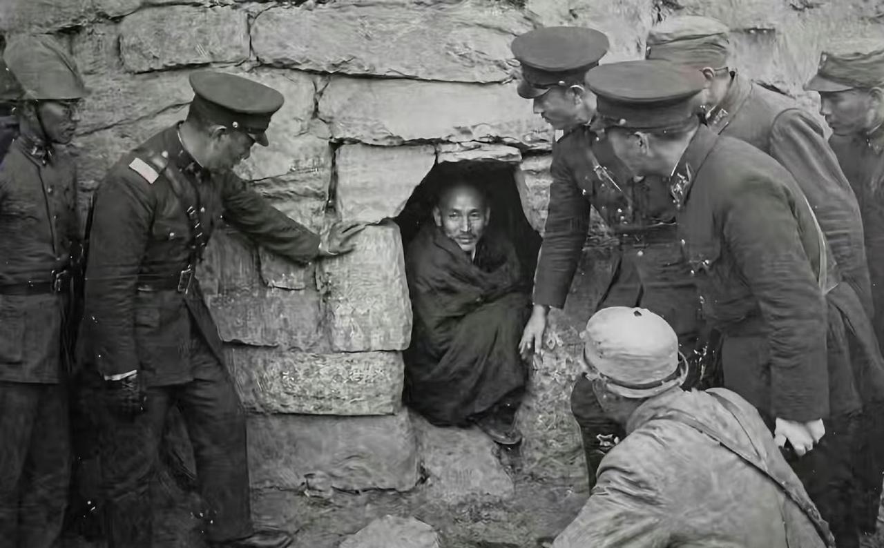 1936年，“西安事变”获释后的蒋介石。他向身边人回忆，当时何等“机智”！介石介