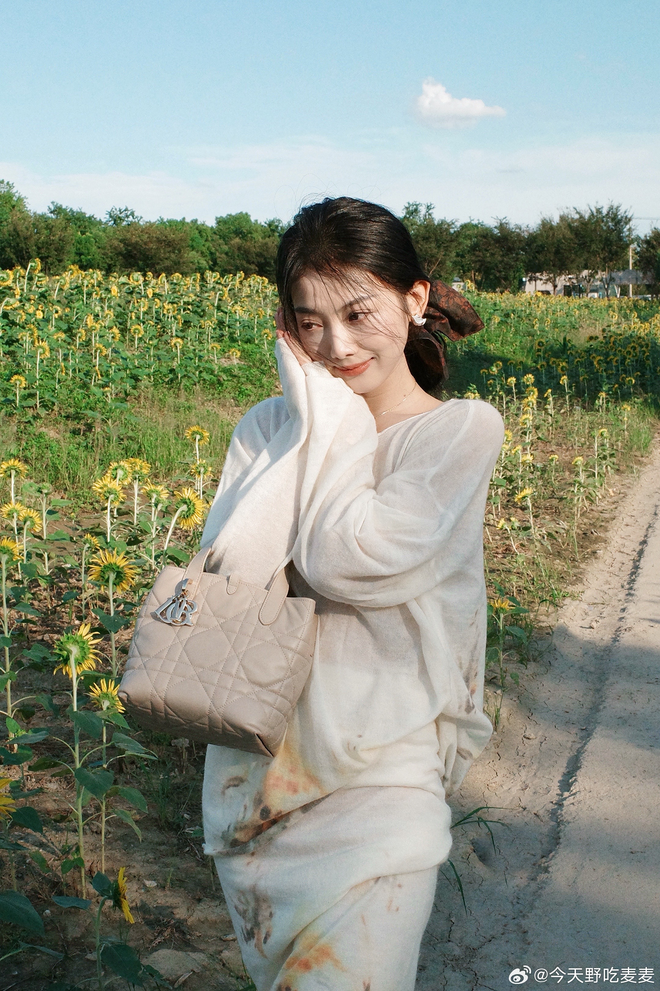 然后突然今秋 望望身边 应该有 已尽有 ​​​