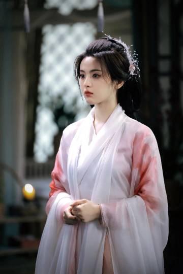 图片中的杨超越，身着各式华丽的古装，仿佛从古代神话中走出的仙子，展现出令人惊艳的