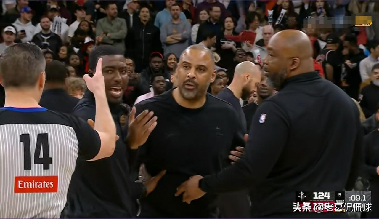 火箭主帅乌度卡怒喷裁判是一群软蛋！在今天火箭客场以124：132输给公牛的赛后采