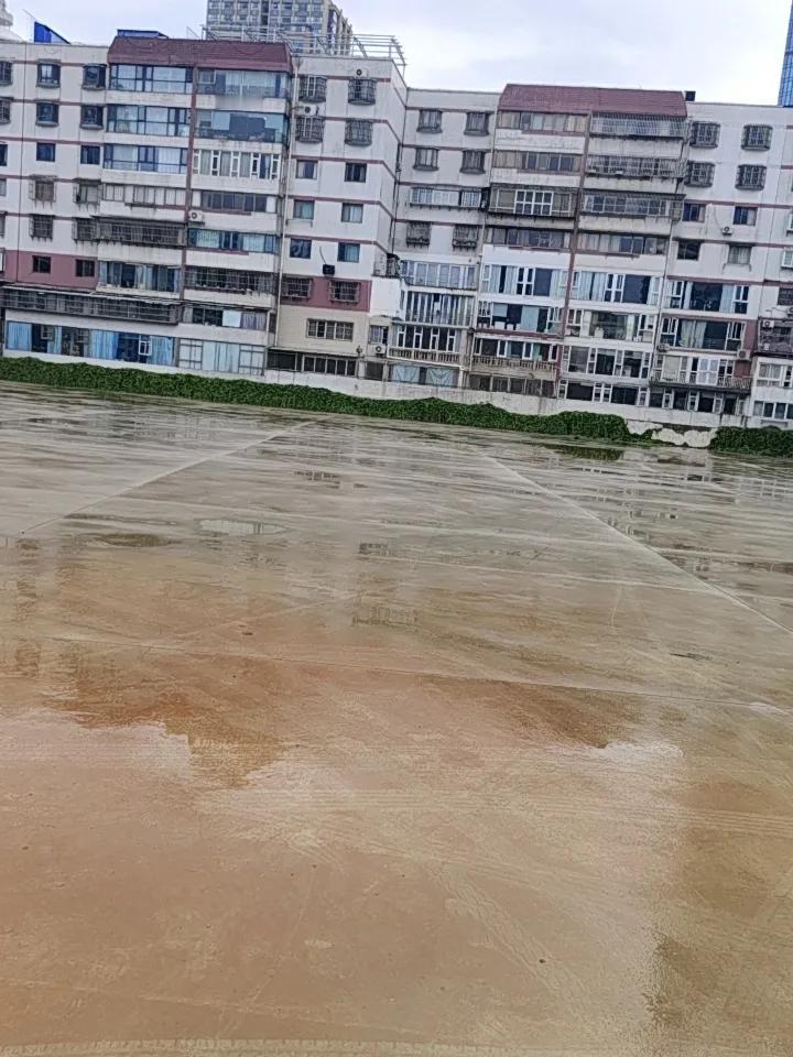 昆明这雨下得真是没完没了，都四五天了还不见晴。出门得时刻带着伞，一不小心就被淋成