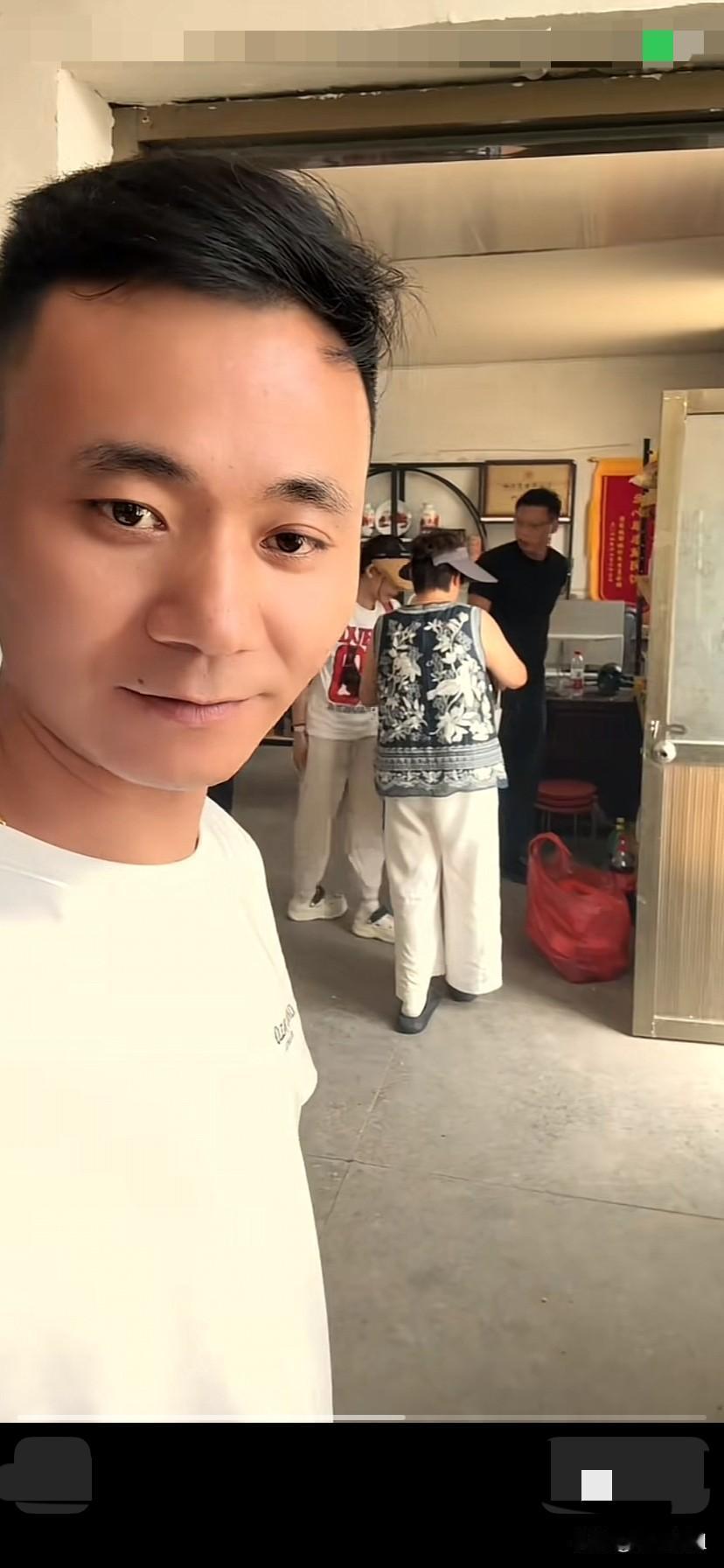 厉怀远二姨回温州了，临回温州前，二姨和嫂子给厉怀远把衣服洗好，晾上！
亲人都无怨
