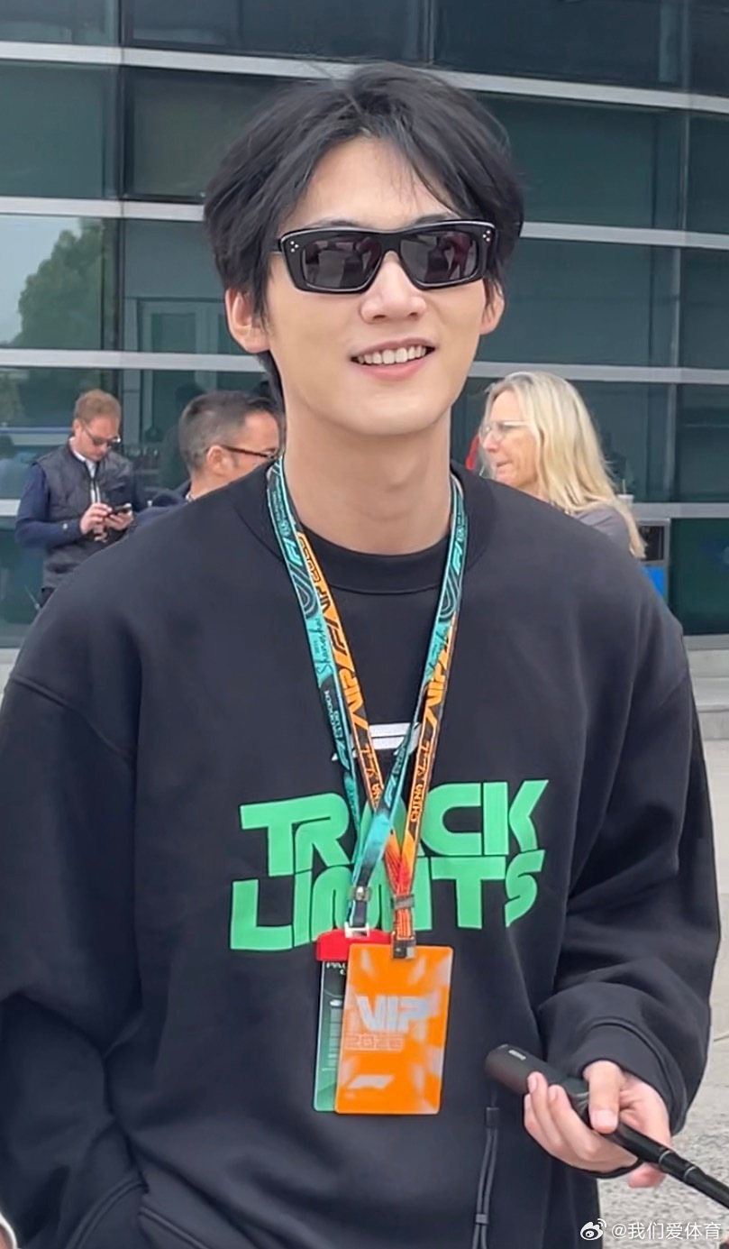 2026f1中国大奖赛 阳光灿烂如你，周柯宇又来围场观战F1了。周柯宇去看f1了