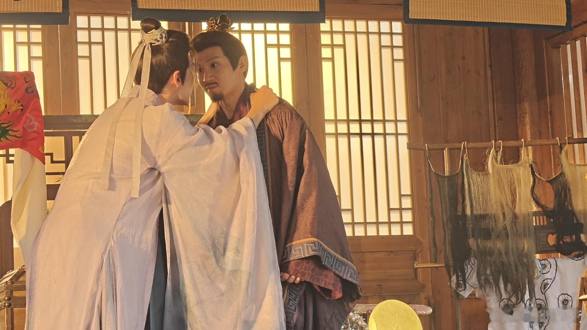 浓眉大眼的鲜活与正气，在拍戏后被阴鸷与复杂取代。肌肉线条仍在，气质却天翻地覆，每