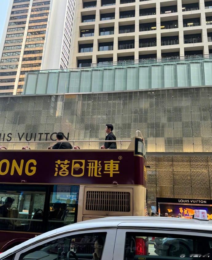 网友香港偶遇黄景瑜 12月5日，有许多网友都在香港偶遇黄景瑜拍摄，照片中黄景瑜一