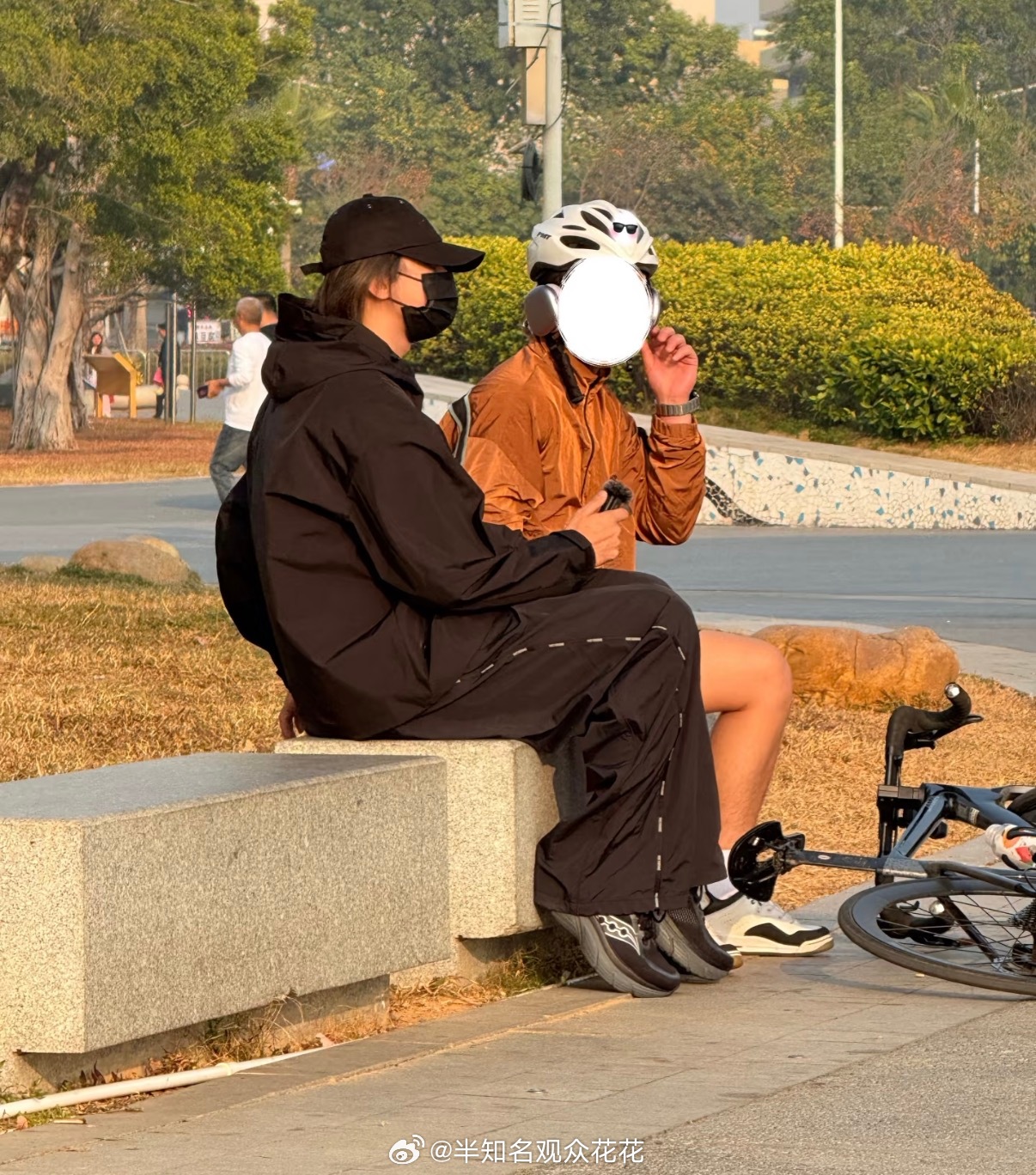 羡慕了蔡徐坤采访路人蔡徐坤给路人听新歌街采