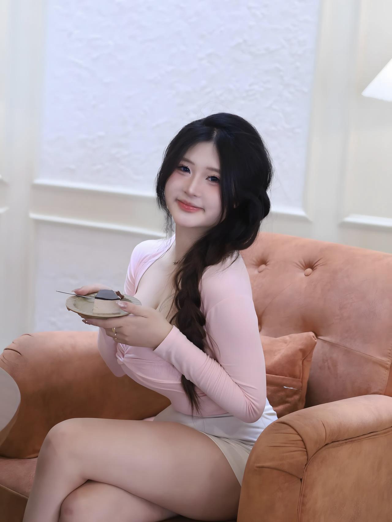 晒图笔记大赛甜美少女心爆棚粉色短袖上衣配白短裙，坐在柔软的沙发上，享受下午茶美好