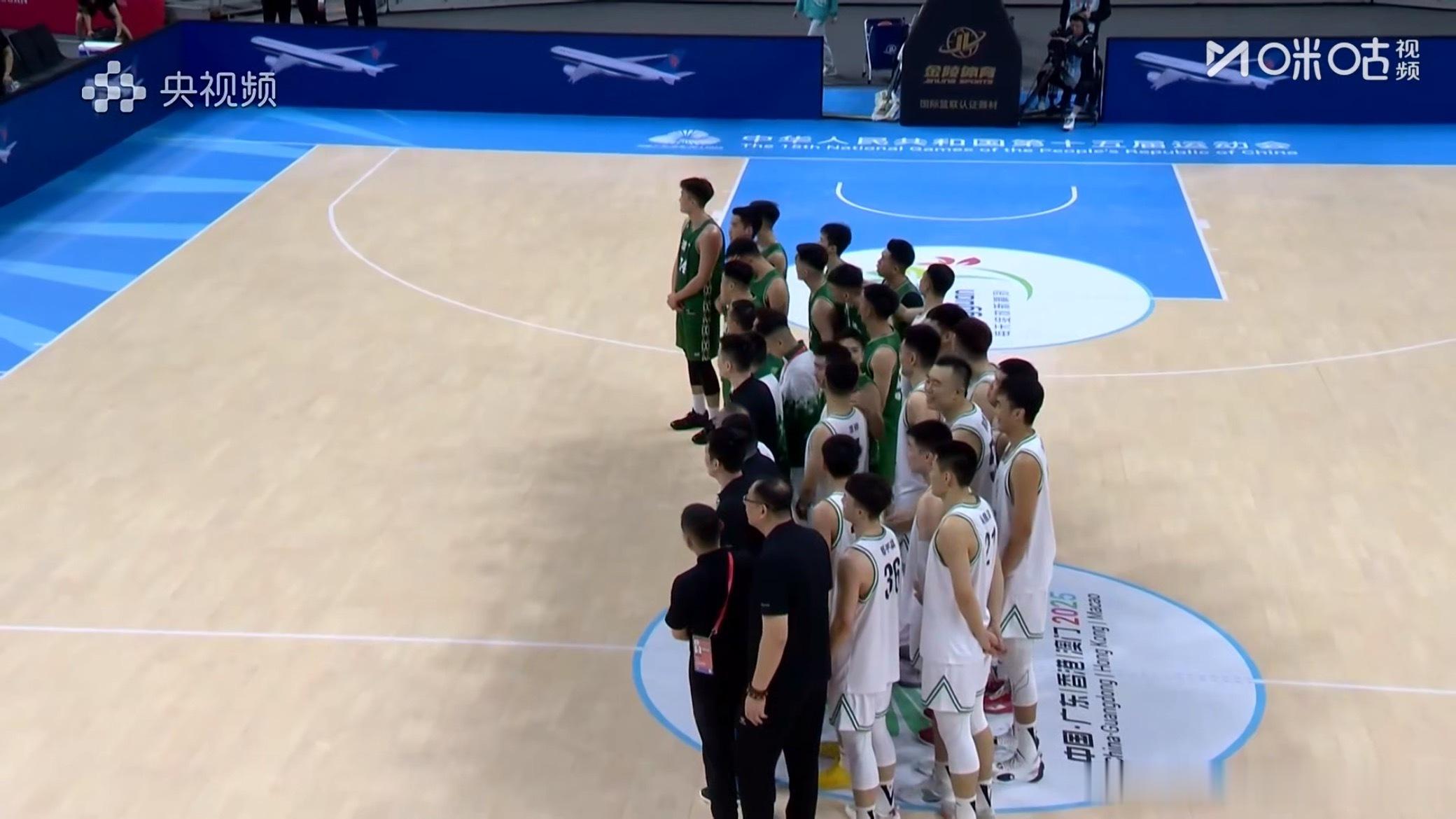 面对强大的辽宁队 澳门队敢打敢拼 值得尊重！赛后澳门主帅跟杨鸣指导提出全队合影的