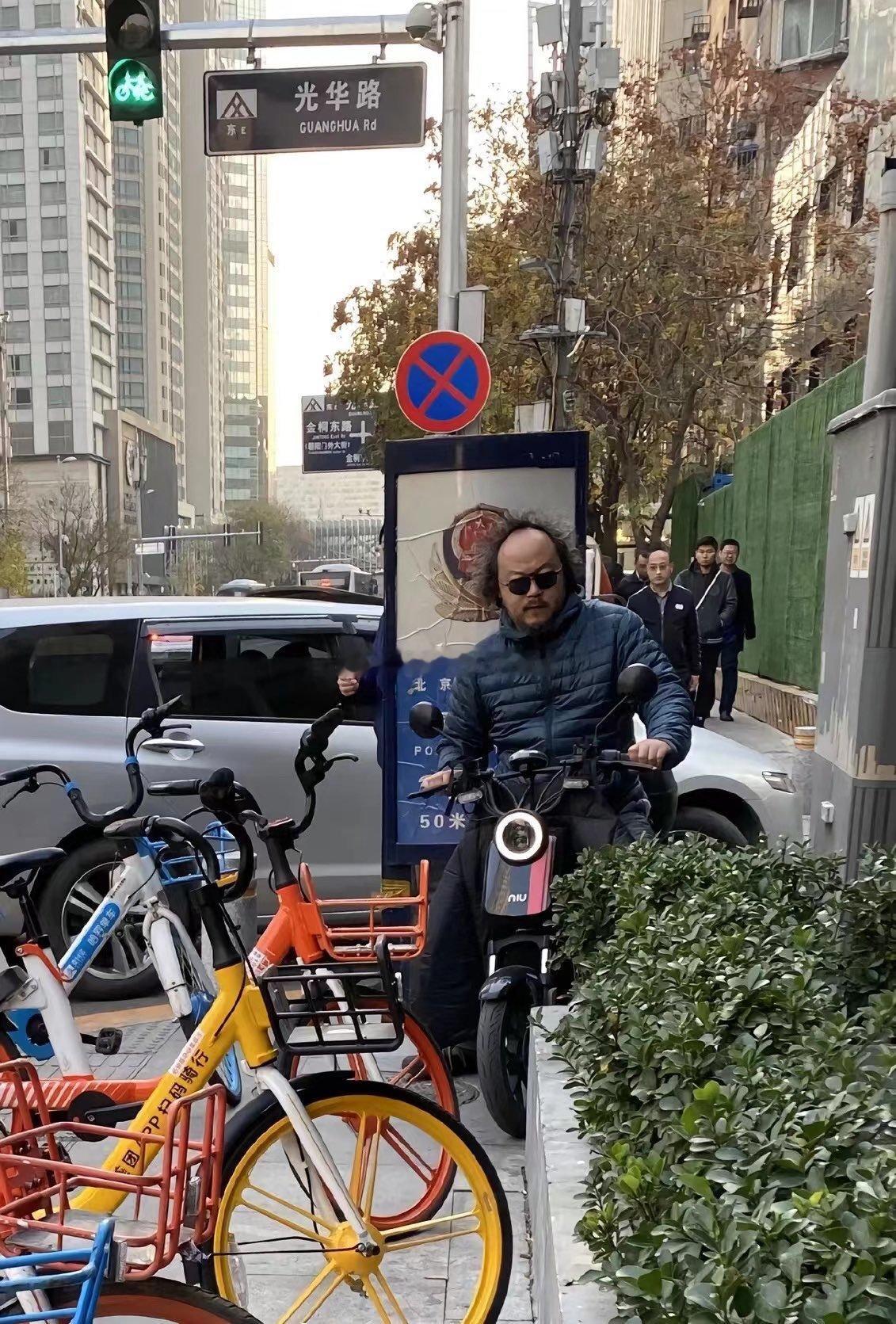 这哥们的摇滚唱片刚被布林肯挑走。（via：曹山石曹磊） ​​​