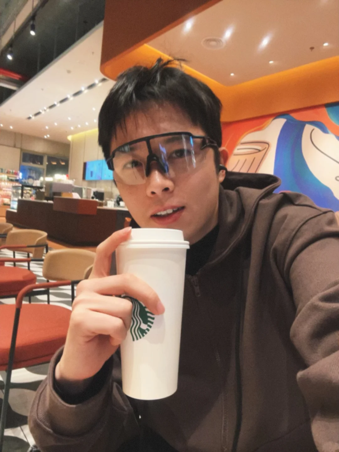 骑冷了，然后躲进了咖啡馆～