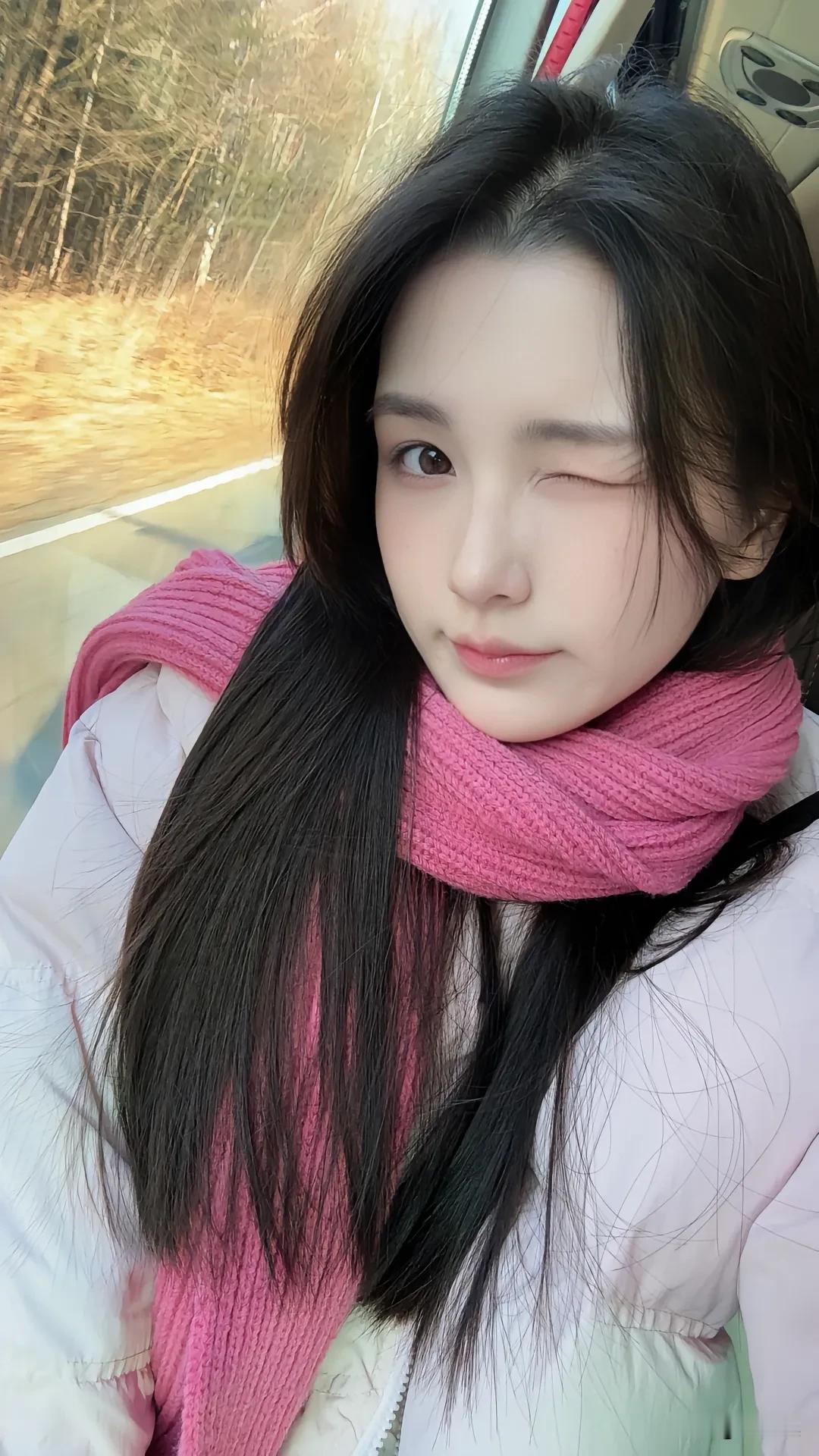 冬日暖阳下，粉围巾少女🌞💕
