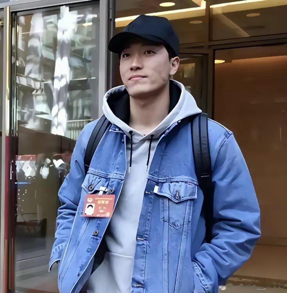 刘翔的奥运会冠军含金量太高了，恐怕这块金牌，二十年内，国内再没有人能拿到了。按照