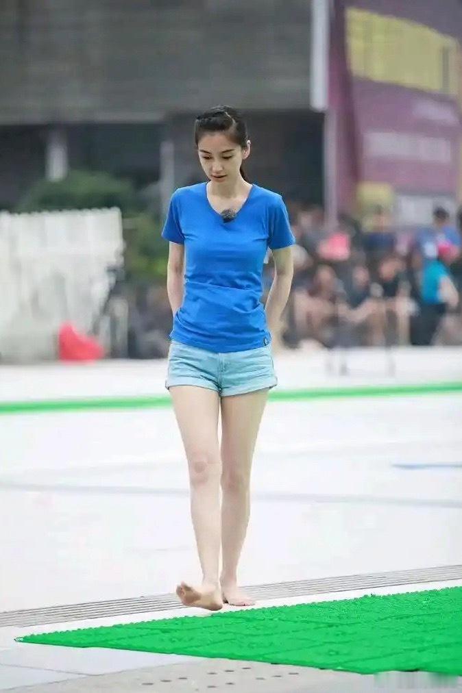 baby第一次参加跑男，那个时候她才25岁。 