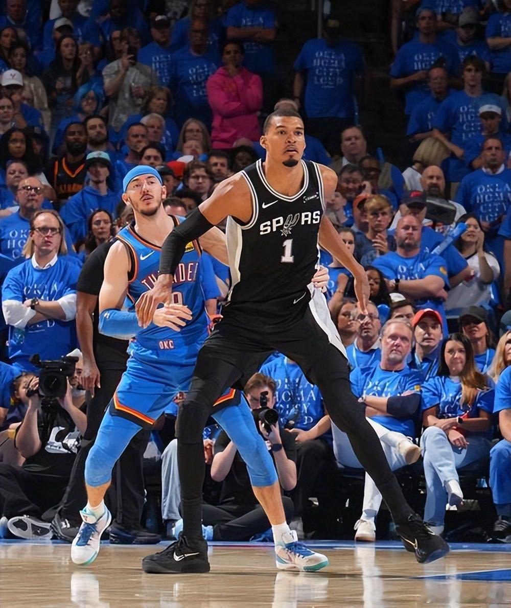 NBA争议判罚盘点雷霆vs马刺天王山雷霆vs马刺天王山之战，裁判的两次判罚彻底点
