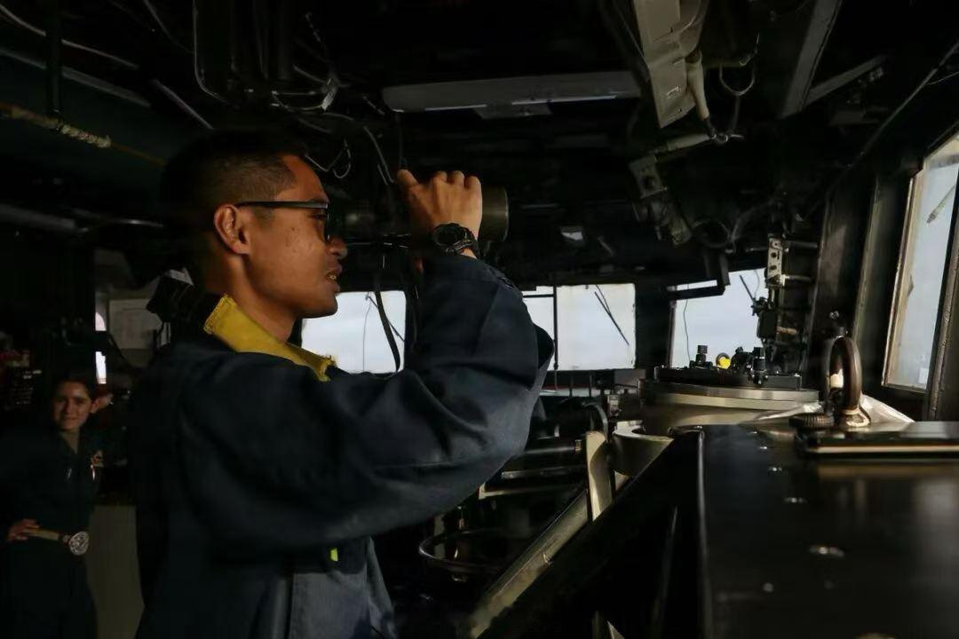 🇺🇸🔥🇮🇷一名美国水兵在"小弗兰克·E·彼得森"号（DDG 121）上