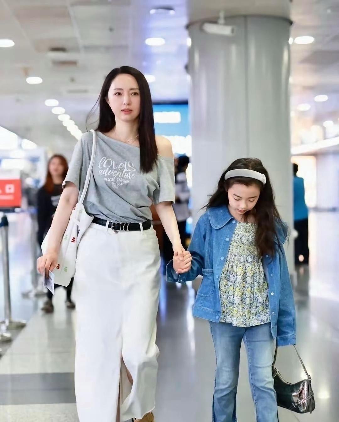 温柔妈妈+软萌小女孩，这组机场图太养眼啦 
