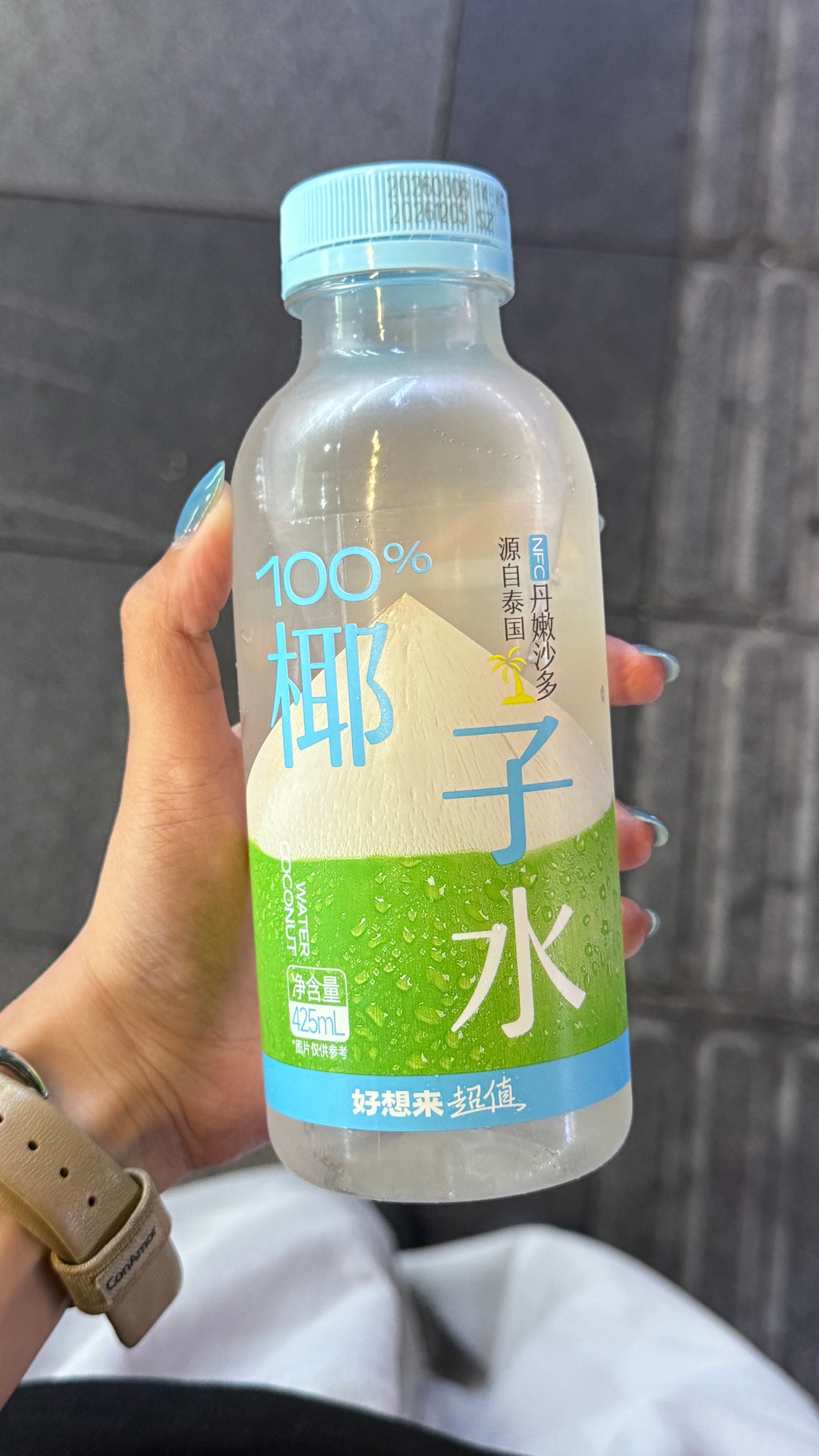 好想来椰子水也蛮好喝的 711的也好喝喜欢喝椰子水的可以冲