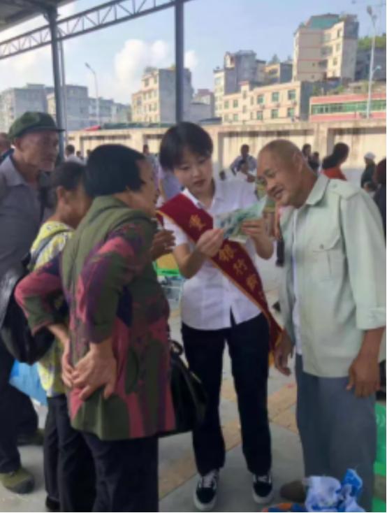 挂失？报警？重庆一女子发现银行卡被盗刷后，急中生智，立刻跑去超市刷了3块钱买袋盐
