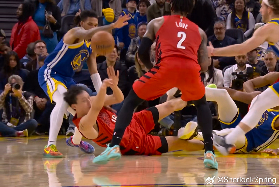 杨瀚森抢球倒地，理查德刚好过来，杨瀚森后脑勺撞到理查德膝盖了 杨瀚森回更衣室了，