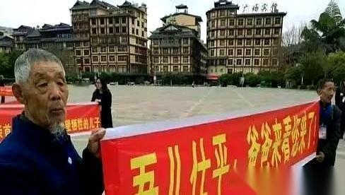 一个叫蒲运海的老人，等了儿子入伍三年。
等来的不是人，是一张烈士证。他凑上去，想