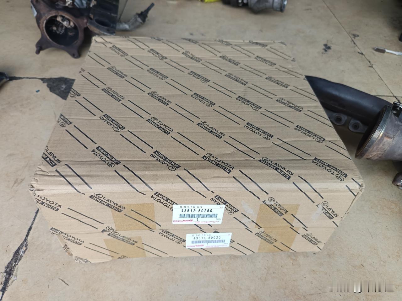 LS600h的刹车盘子
1400多一个
考虑到是绝对旗舰，似乎也不算贵了
……