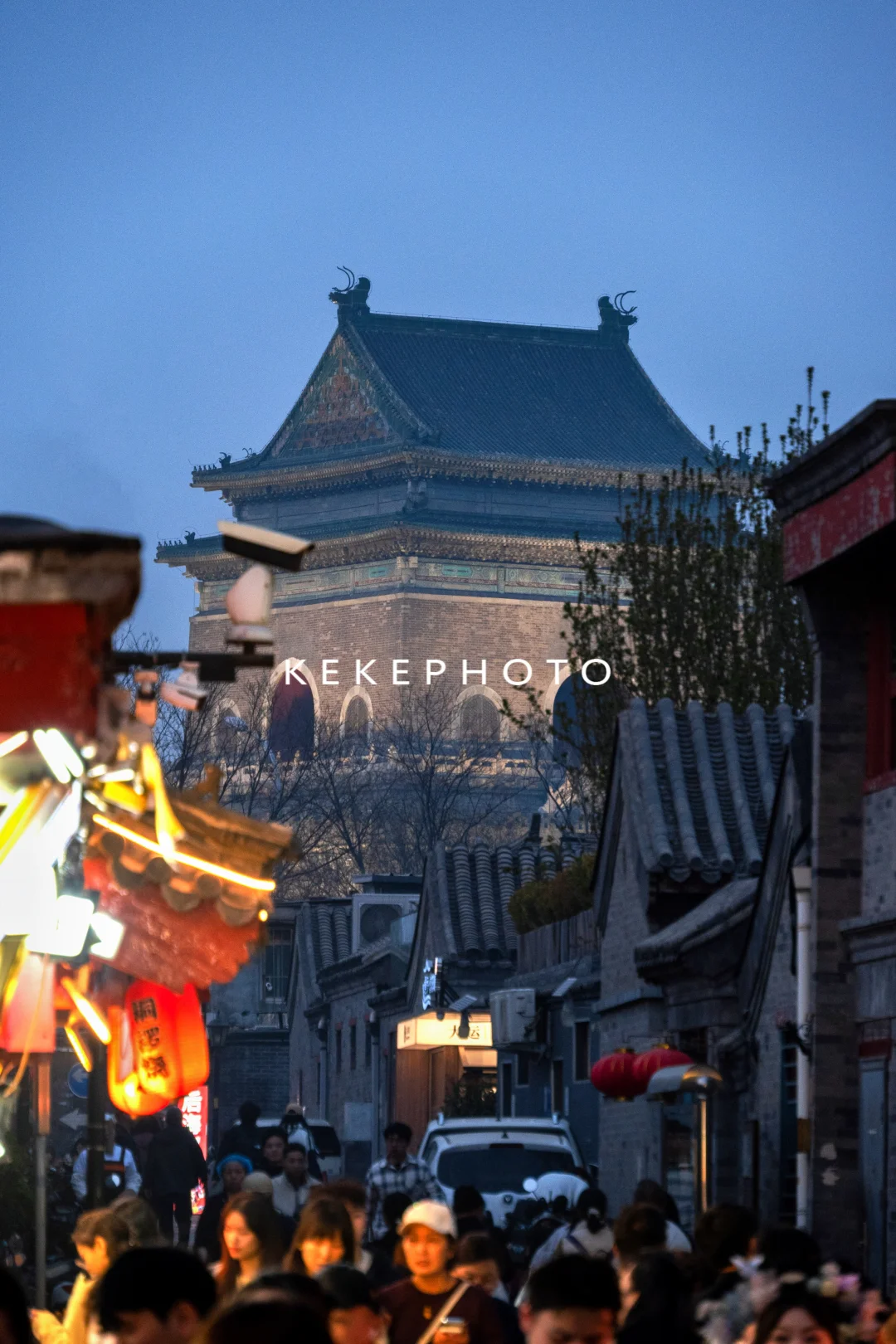 傍晚的后海银锭桥附近人潮涌动，风景不错