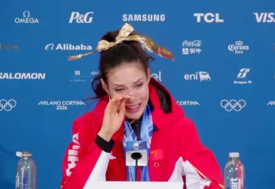 谷爱凌奶奶刚刚去世，老人家看到了孙女的金牌！
刚刚在赛场上拿到金牌，同时收到了奶