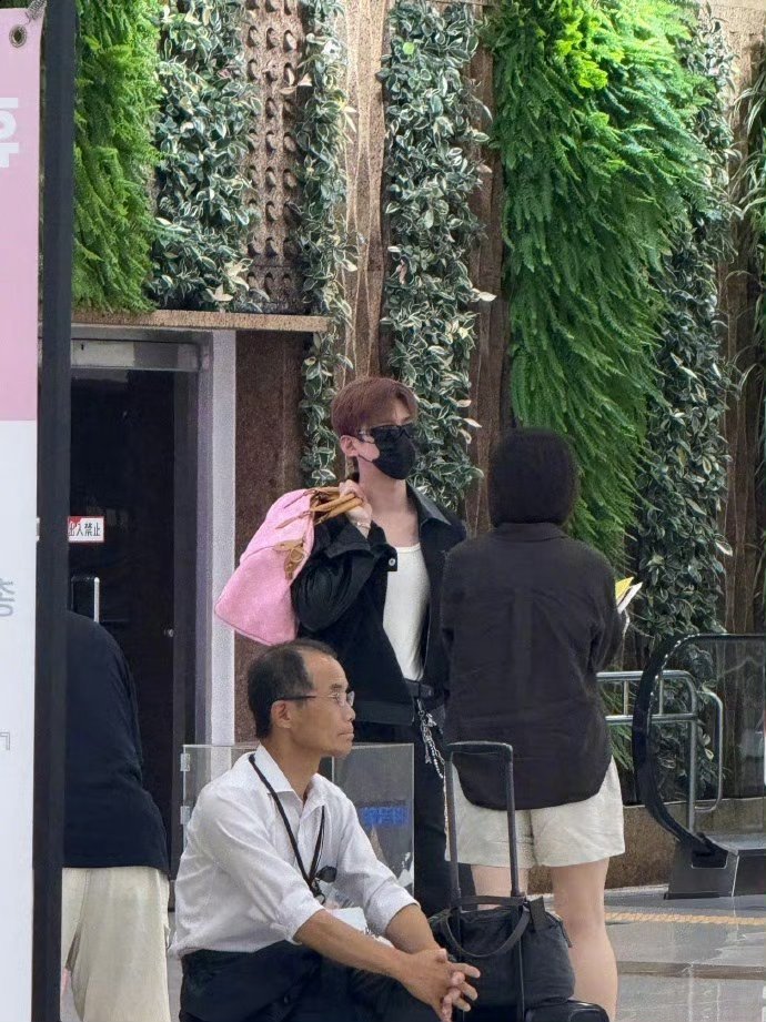 网友在韩国机场偶遇白敬亭 ​​​