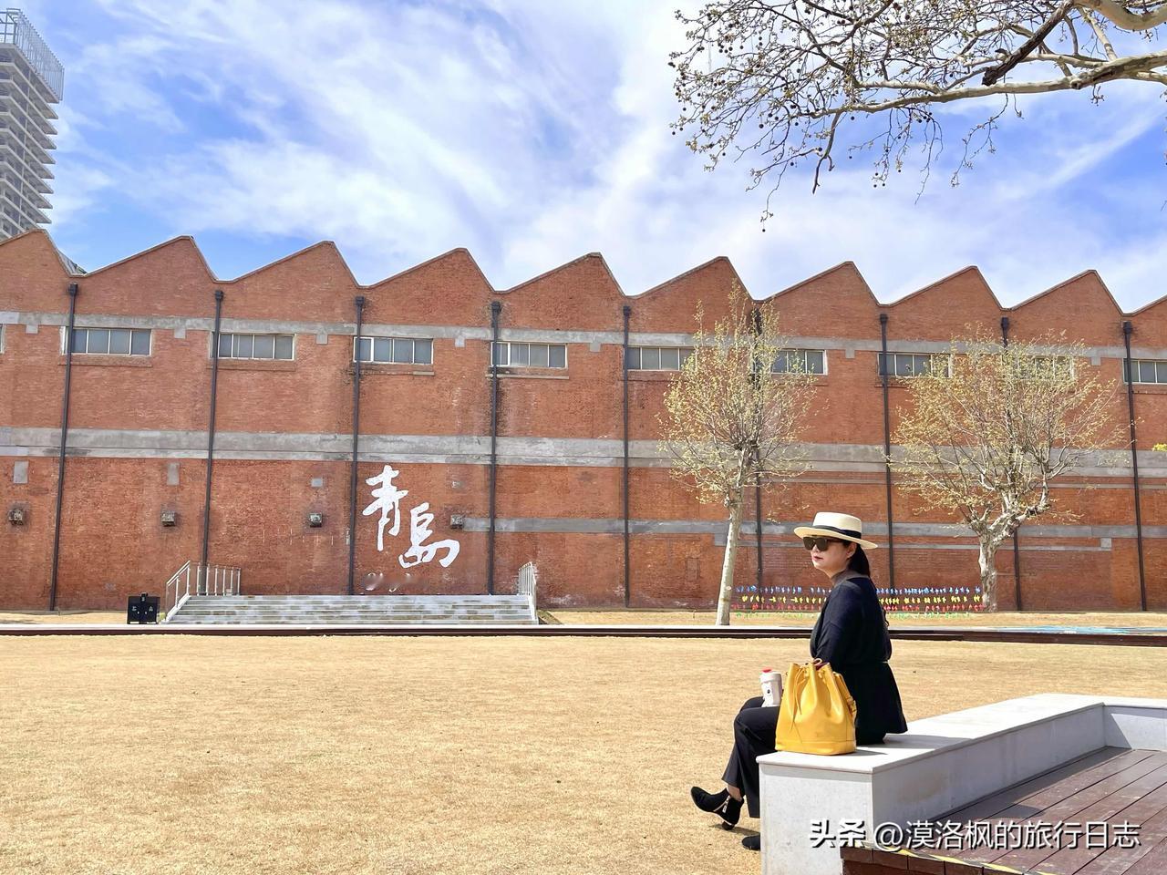 在青岛，有一个拍照比较出片的小众景点，这里有青岛的老厂房，有载满旧时光的绿皮火车