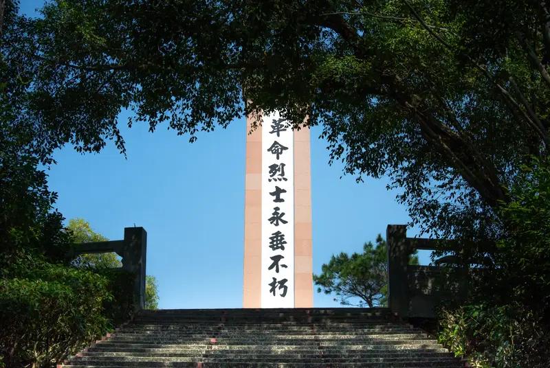 11月8日，郑丽文在台北马场町祭拜先烈，现场那一幕太让人动容。上百名岛内各界人士