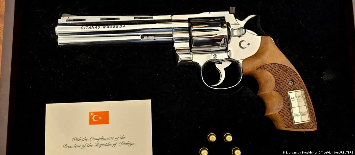 土耳其总统埃尔多安上月在安卡拉举行的北约峰会期间，送给各国领袖一份令人意外的伴手