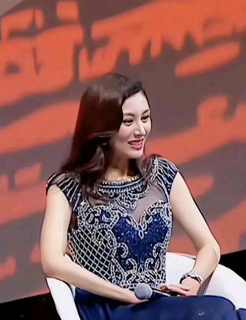 李嘉欣的容貌堪称人间绝色，绝代风华惊艳众人，世间难寻这般动人容颜。 