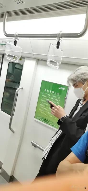 男子地铁盯女生看被说还反驳 最近看到个事儿，“男子地铁盯女生看被说还反驳”，这事