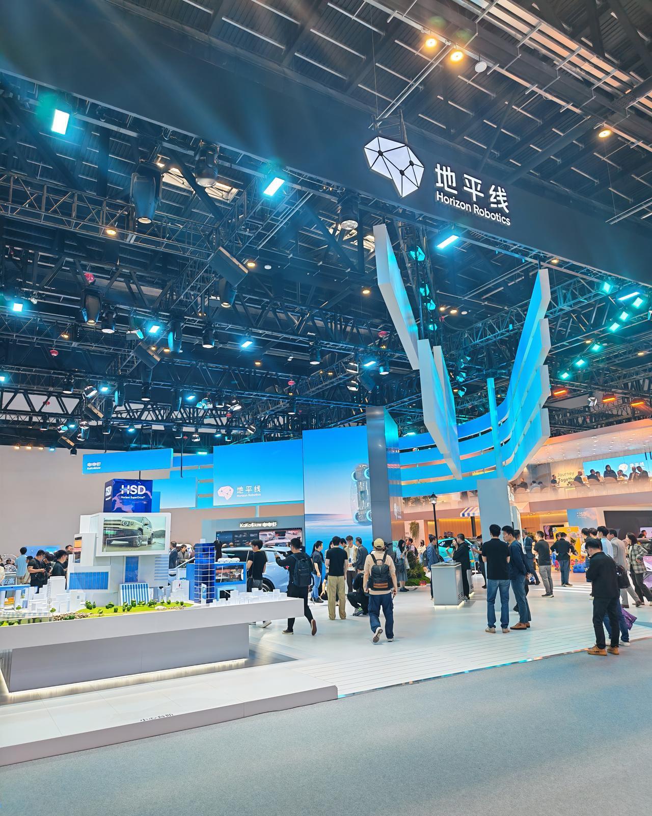 从展厅设计和物料制作来说，地平线一如既往保持高水准。他们是不是用了蔚来的御用设计