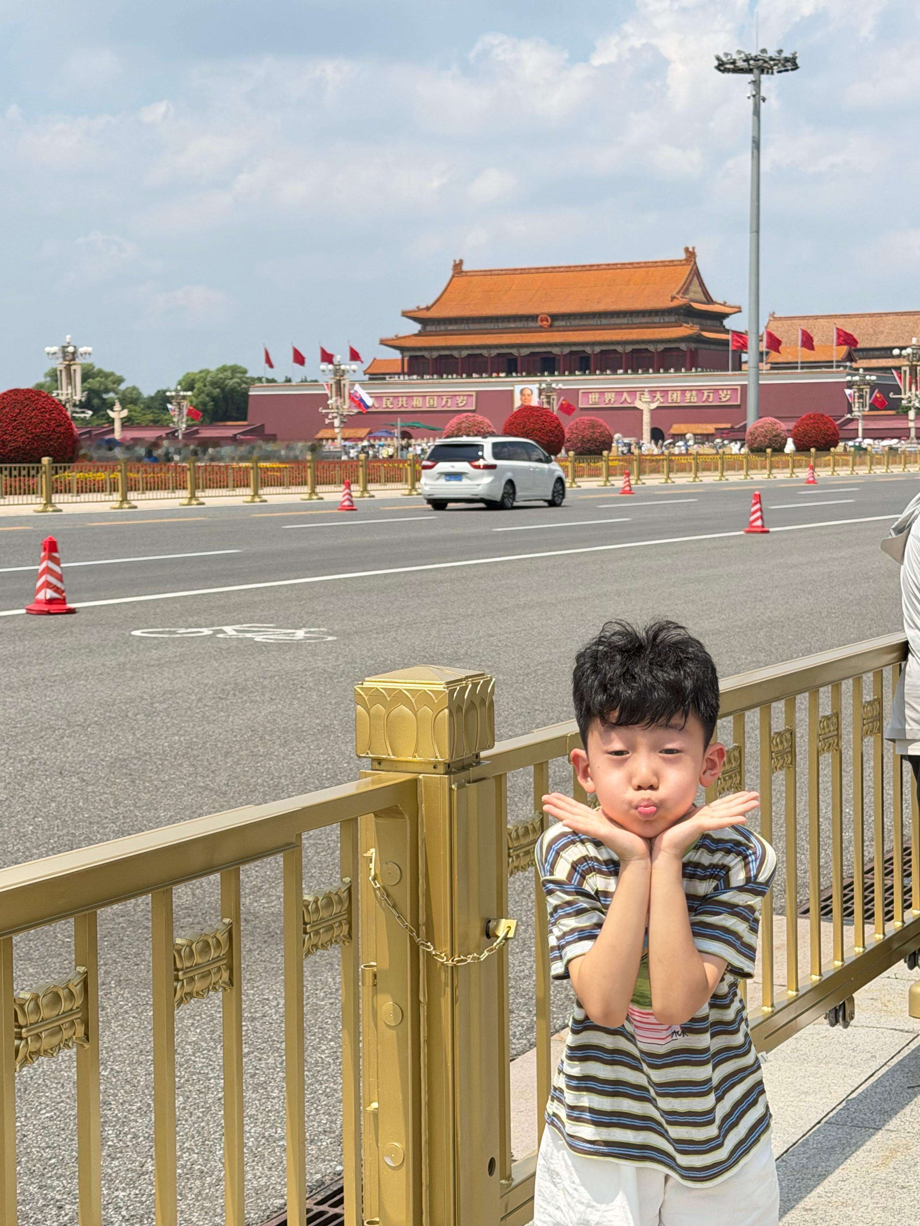 很游客的照片姐姐一大早上去看升旗后就撂倒了带蛋蛋溜达了国博！老母亲已殉职图9️⃣