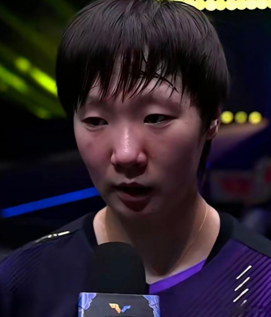王曼昱回应晋级女单四强欧洲大满贯，王曼昱4比1彭郁涵晋级女单半决赛，内场接受采访