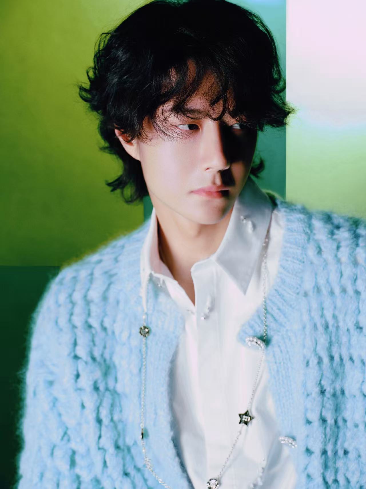 王一博青绿深浅交织王一博错落的画卷王一博蓝毛衣look，帅，[哇] ​​​