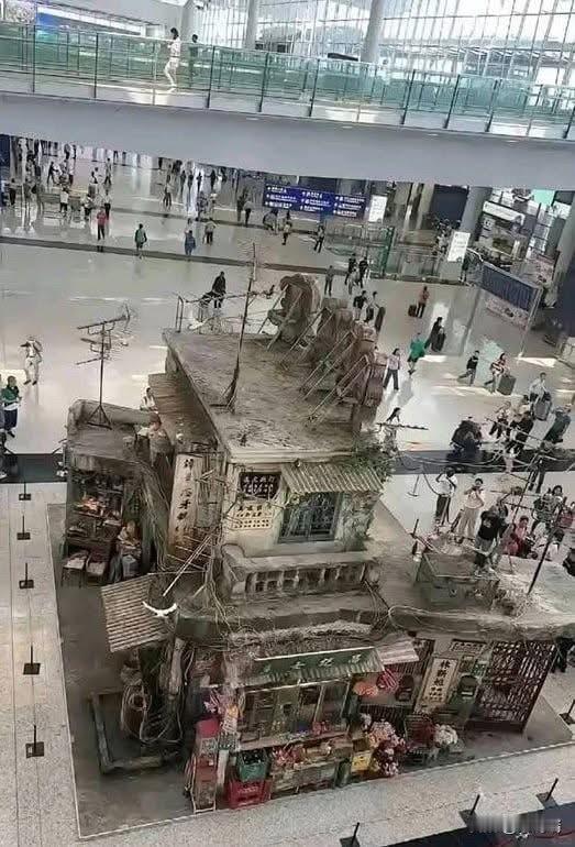 香港机场在大厅重现了传奇的九龙寨城。该展览2024年10月7日，由香港旅发局、香