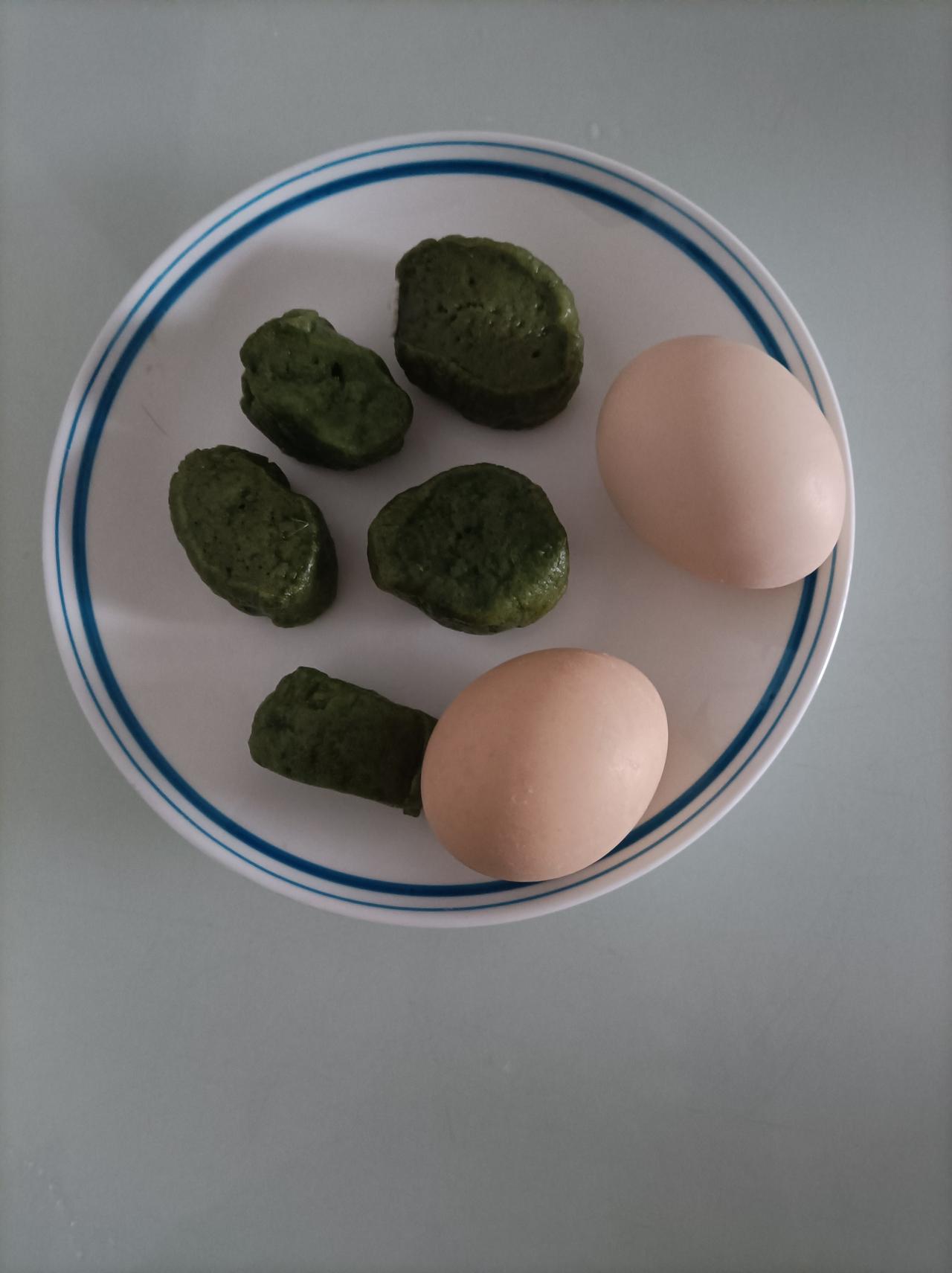 春日三餐打卡今日早餐打卡，小青馒头，鸡蛋，白馒头加牛奶！营养和能量都够了！