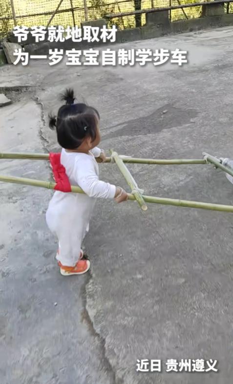 “火到人民日报了！”贵州遵义，奶奶弯腰扶着宝宝练习走路，没想到，爷爷灵机一动，就