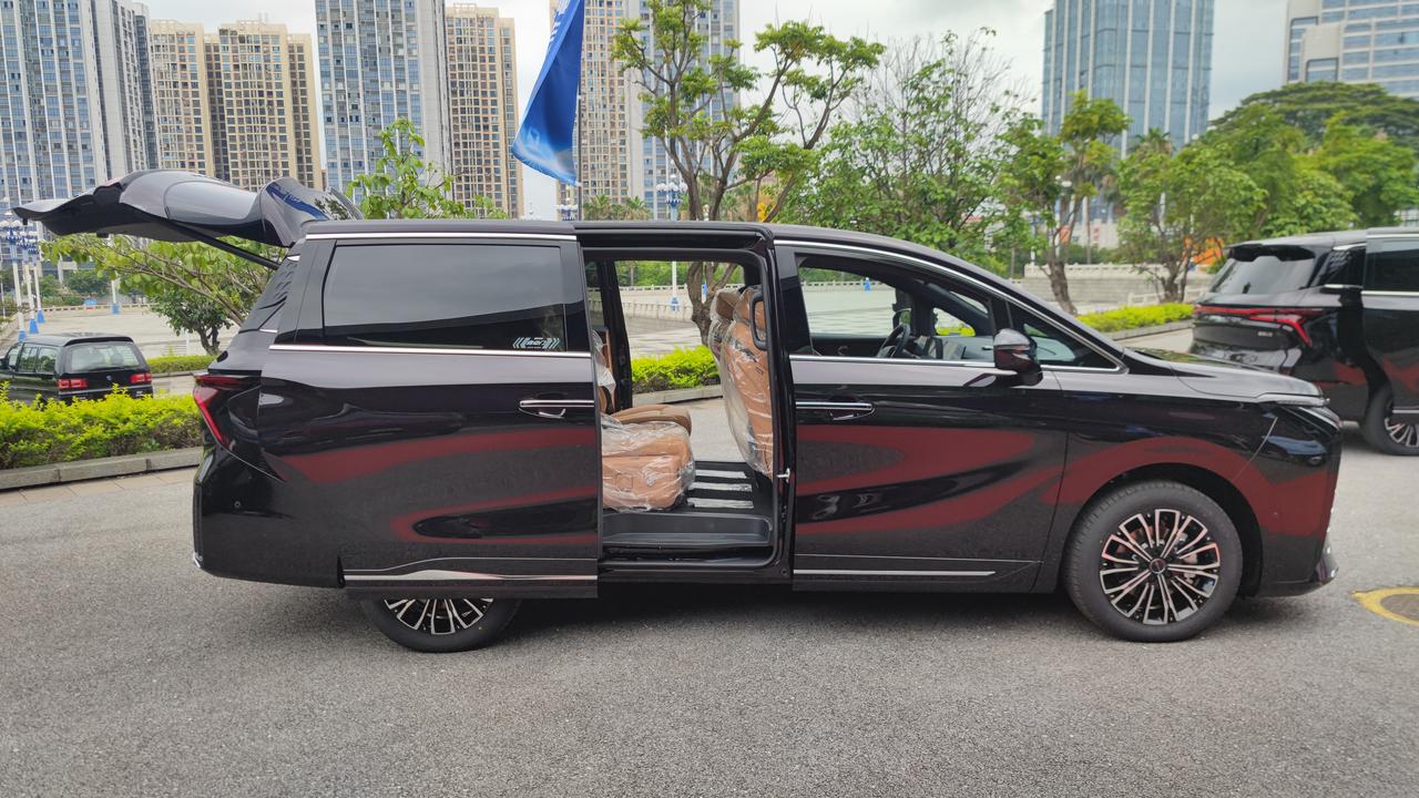 东风柳汽67品牌客户日车展活动现场，参观星海V9，这款混动MPV，外观豪华大气，